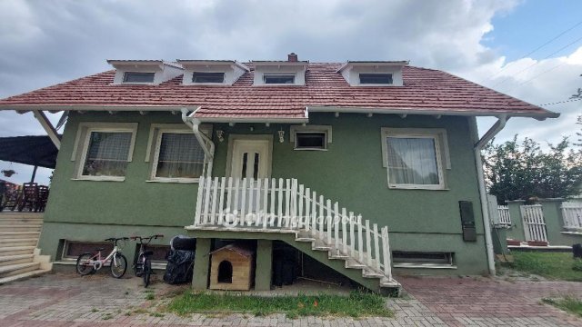 Eladó családi ház, Veresegyházon 129.9 M Ft, 7 szobás