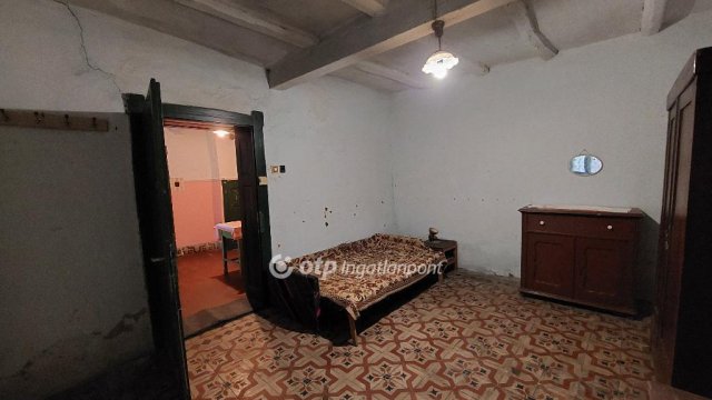 Eladó családi ház, Kisújszálláson 5.5 M Ft, 2 szobás
