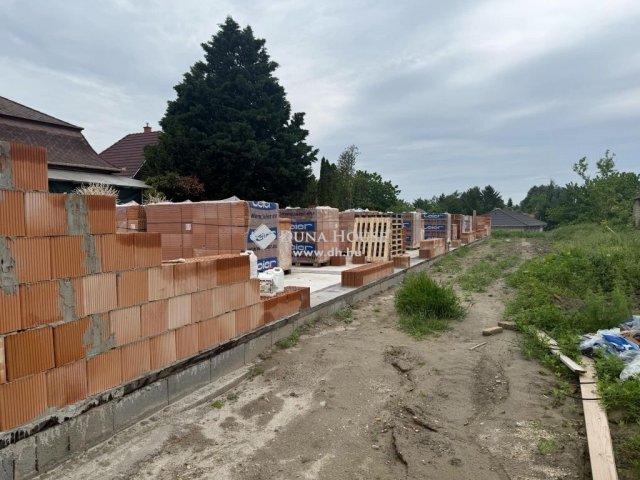 Eladó téglalakás, Szigetszentmártonban 198 M Ft, 10 szobás