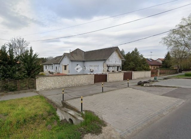 Eladó családi ház, Mendén 179.9 M Ft, 11 szobás