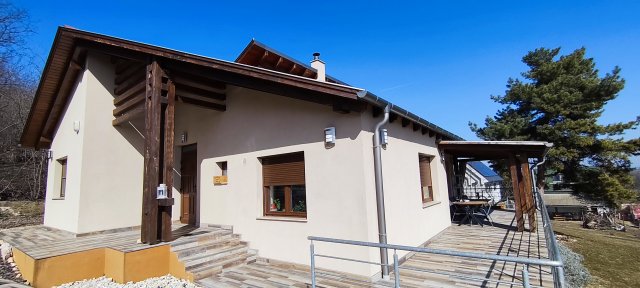 Eladó családi ház, Csomádon 129.9 M Ft, 4 szobás