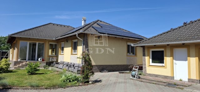 Eladó családi ház, Enyingen 210 M Ft, 3 szobás