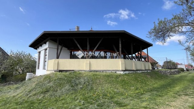 Eladó üzlethelyiség, Vonyarcvashegyen 188 M Ft