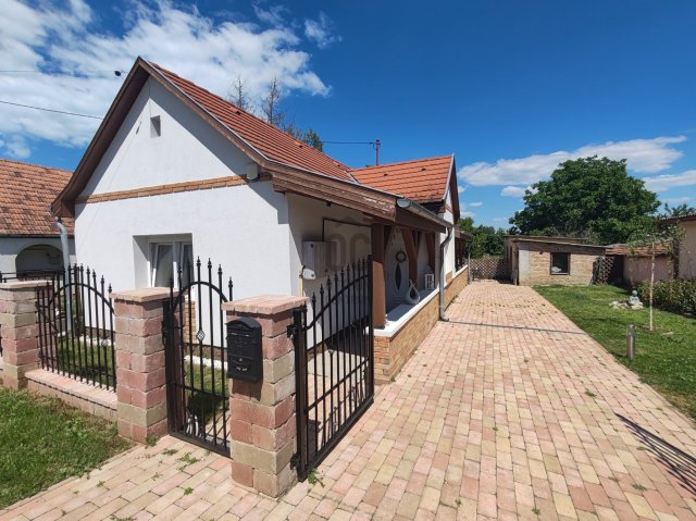 Eladó családi ház, Siófokon 72.99 M Ft, 2 szobás
