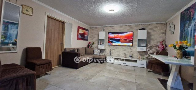 Eladó családi ház, Cegléden 38.5 M Ft, 3+1 szobás
