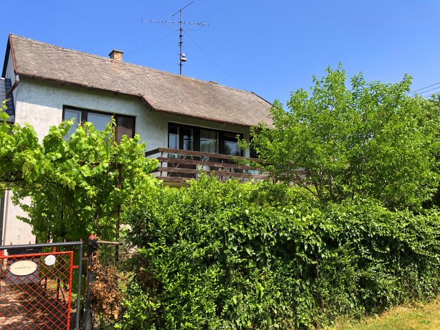 Eladó családi ház, Csopakon 130.7 M Ft, 5+2 szobás