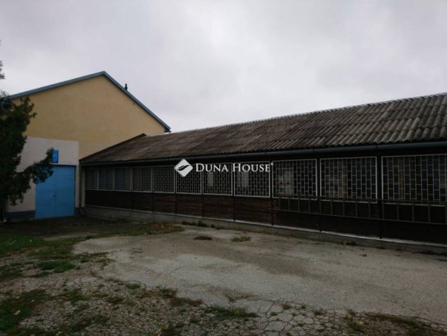 Kiadó ipari ingatlan, Esztergomban 1805 E Ft / hó