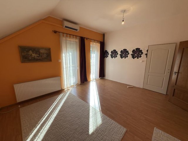 Eladó téglalakás, Szentendrén 90 M Ft, 3 szobás