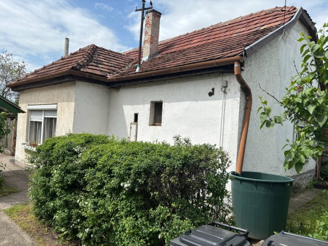 Eladó családi ház, Esztergomban 40 M Ft, 2 szobás