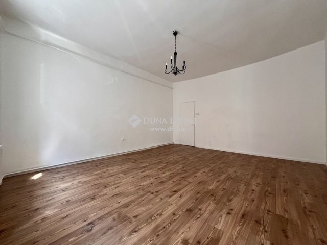 Eladó téglalakás, Pécsett 74 M Ft, 4 szobás