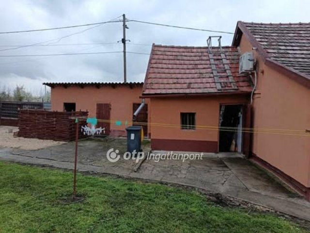 Eladó családi ház, Fegyverneken 24.99 M Ft, 1+2 szobás