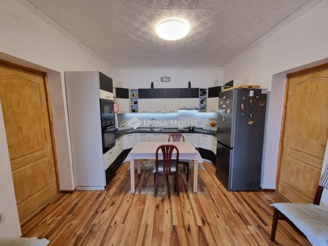 Eladó családi ház, Sárbogárdon 29.99 M Ft, 2 szobás