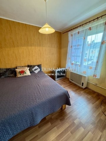 Eladó téglalakás, Veszprémben 47.99 M Ft, 3 szobás