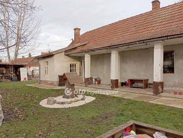 Eladó családi ház, Jászárokszálláson 15 M Ft, 2 szobás