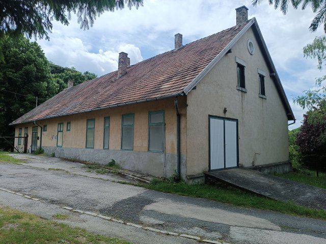 Eladó családi ház, Ajkán 44 M Ft, 4 szobás