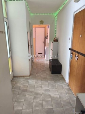 Eladó panellakás, Pécsett 39.5 M Ft, 3 szobás
