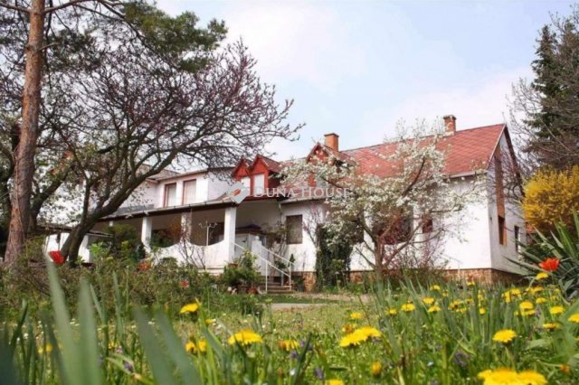 Eladó családi ház, Balatonrendesen 119.9 M Ft, 10 szobás