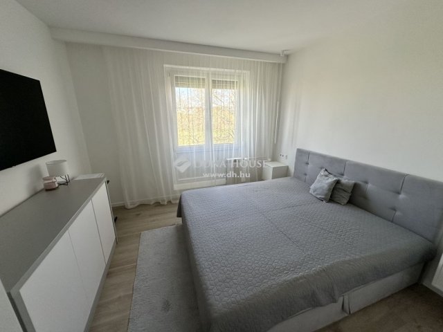 Eladó panellakás, Pécsett 56.5 M Ft, 3 szobás