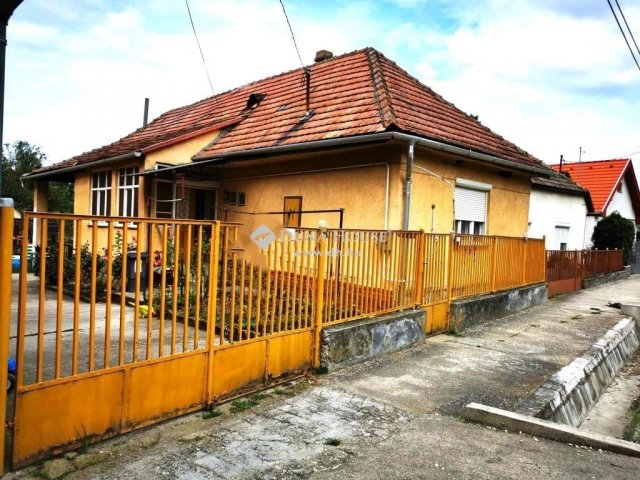 Eladó családi ház, Únyon 16.5 M Ft, 2 szobás