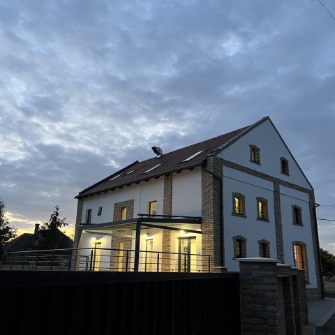 Eladó családi ház, Géderlakon 268 M Ft, 8 szobás