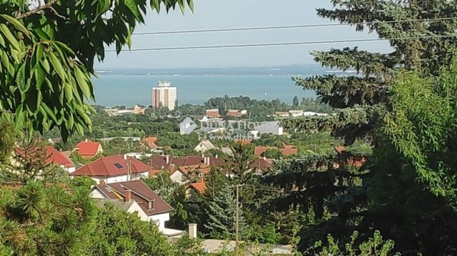 Eladó nyaraló, Balatonfüreden 120 M Ft, 2 szobás