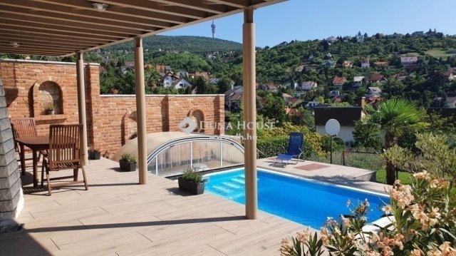 Eladó családi ház, Pécsett 199 M Ft, 5 szobás