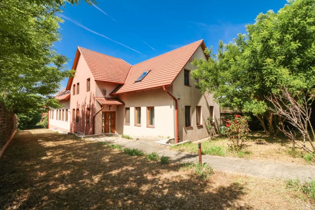 Eladó családi ház, Etyeken 198 M Ft, 13 szobás