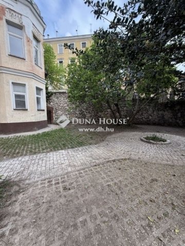 Eladó családi ház, Pécsett 184 M Ft, 5 szobás