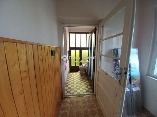 Eladó családi ház, Pécsett 67.9 M Ft, 6 szobás