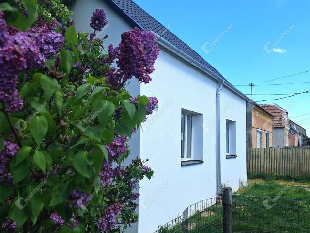 Eladó családi ház, Kapuváron 39 M Ft, 2 szobás