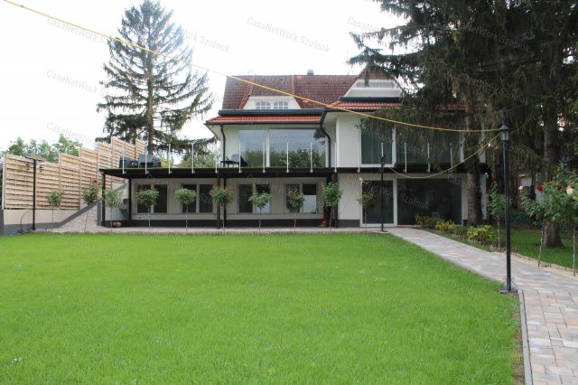 Eladó családi ház, Szolnokon 259 M Ft, 6 szobás