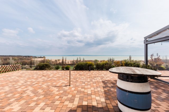 Eladó üzlethelyiség, Balatonrendesen 803.96 M Ft
