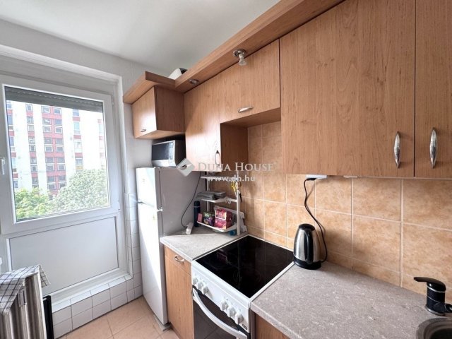 Eladó panellakás, Pécsett 34.99 M Ft, 2 szobás