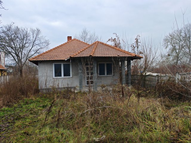 Eladó családi ház, Esztergomban 39.99 M Ft, 2 szobás