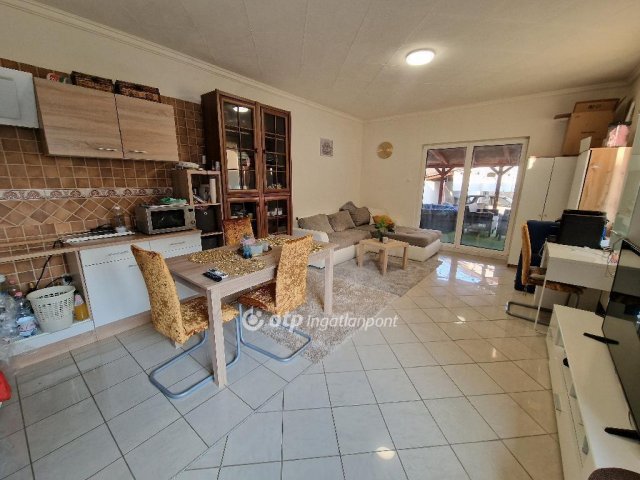 Eladó családi ház, Szirmabesenyőn 118 M Ft, 5+2 szobás