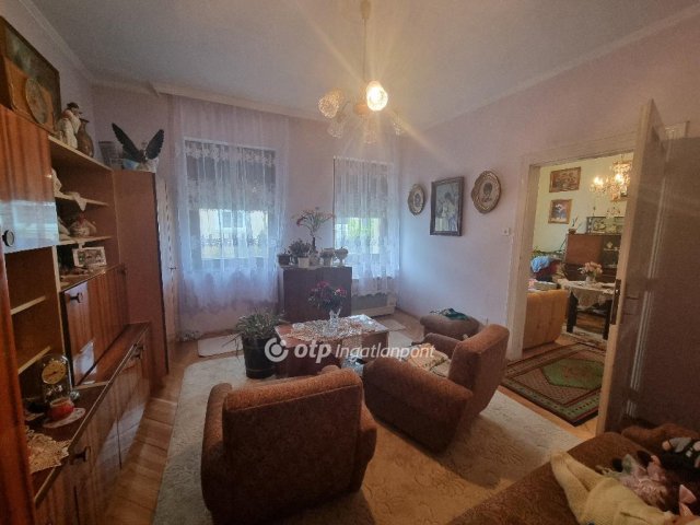 Eladó családi ház, Pápán 39.99 M Ft, 3 szobás