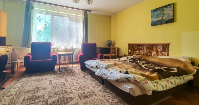 Eladó családi ház, Sopronban 111.9 M Ft, 8 szobás