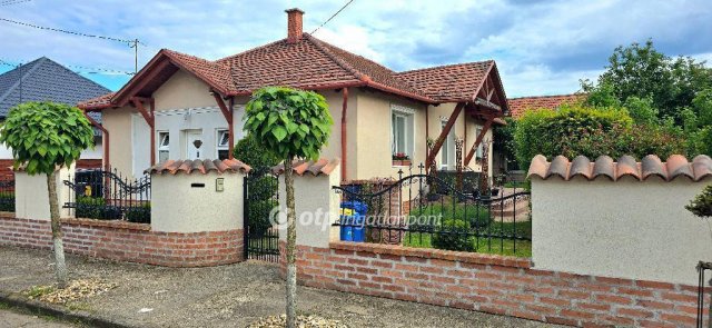 Eladó családi ház, Debrecenben 140 M Ft, 6 szobás