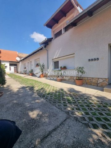Eladó családi ház, Pécsett 250 M Ft, 12 szobás