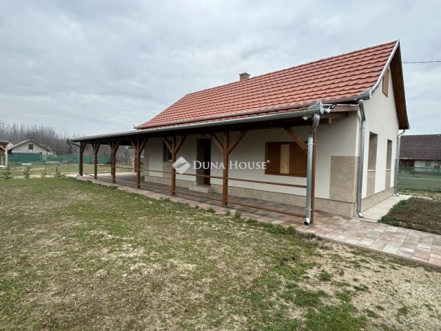 Eladó családi ház, Csemőn 46.9 M Ft, 3 szobás