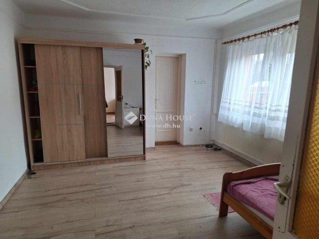 Eladó családi ház, Dunaharasztin 119.9 M Ft, 5 szobás