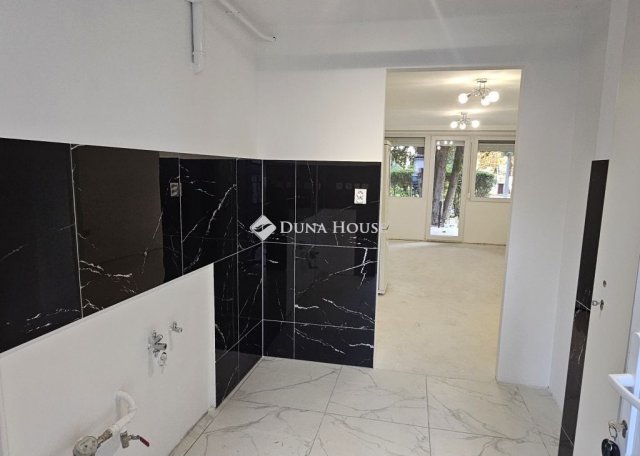 Eladó téglalakás, Dombóváron 18.2 M Ft, 1 szobás