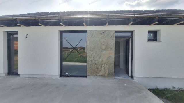 Eladó ikerház, Jászberényben 78.5 M Ft, 3 szobás