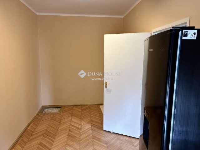 Eladó téglalakás, Komlón 18.5 M Ft, 2 szobás