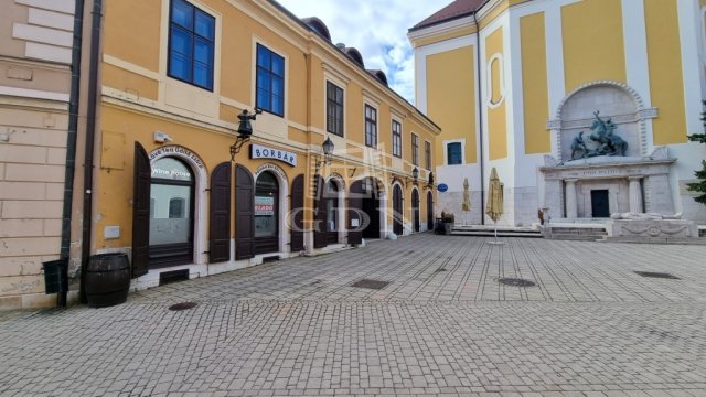 Eladó üzlethelyiség, Székesfehérvárott, Kossuth utcában