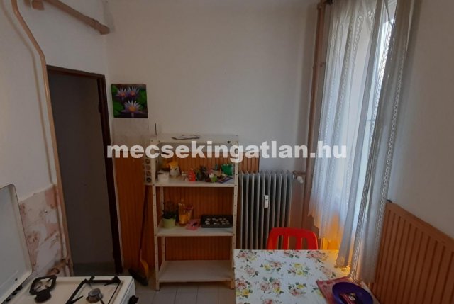 Kiadó panellakás, albérlet, Pécsett 60 E Ft / hó, 1 szobás