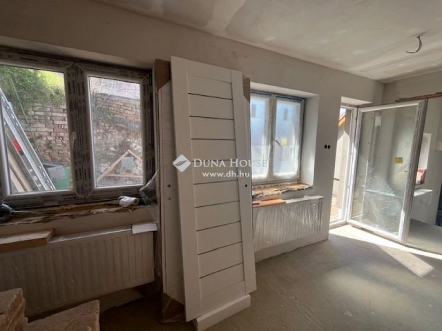 Eladó családi ház, Pécsett 81.9 M Ft, 3 szobás