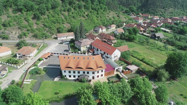 Eladó hotel, Szinpetrin 1371.57 M Ft / költözzbe.hu