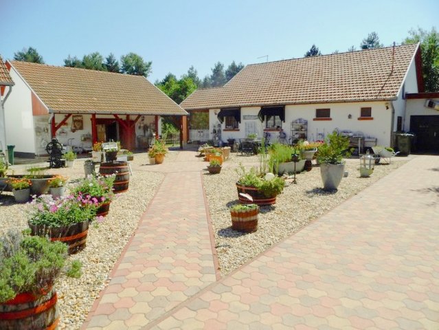 Eladó családi ház, Táborfalván 133 M Ft, 11 szobás