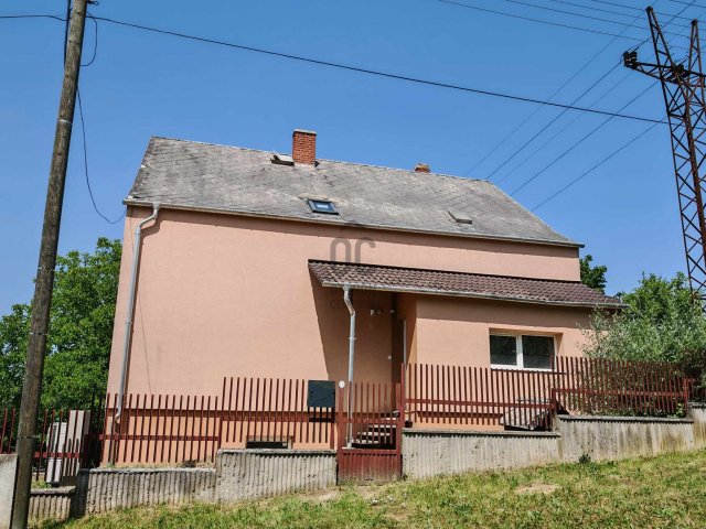 Eladó családi ház, Ajkán 63.9 M Ft, 4 szobás